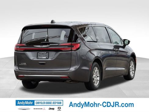 Used 2023 Chrysler Pacifica Touring-L FWD image 7