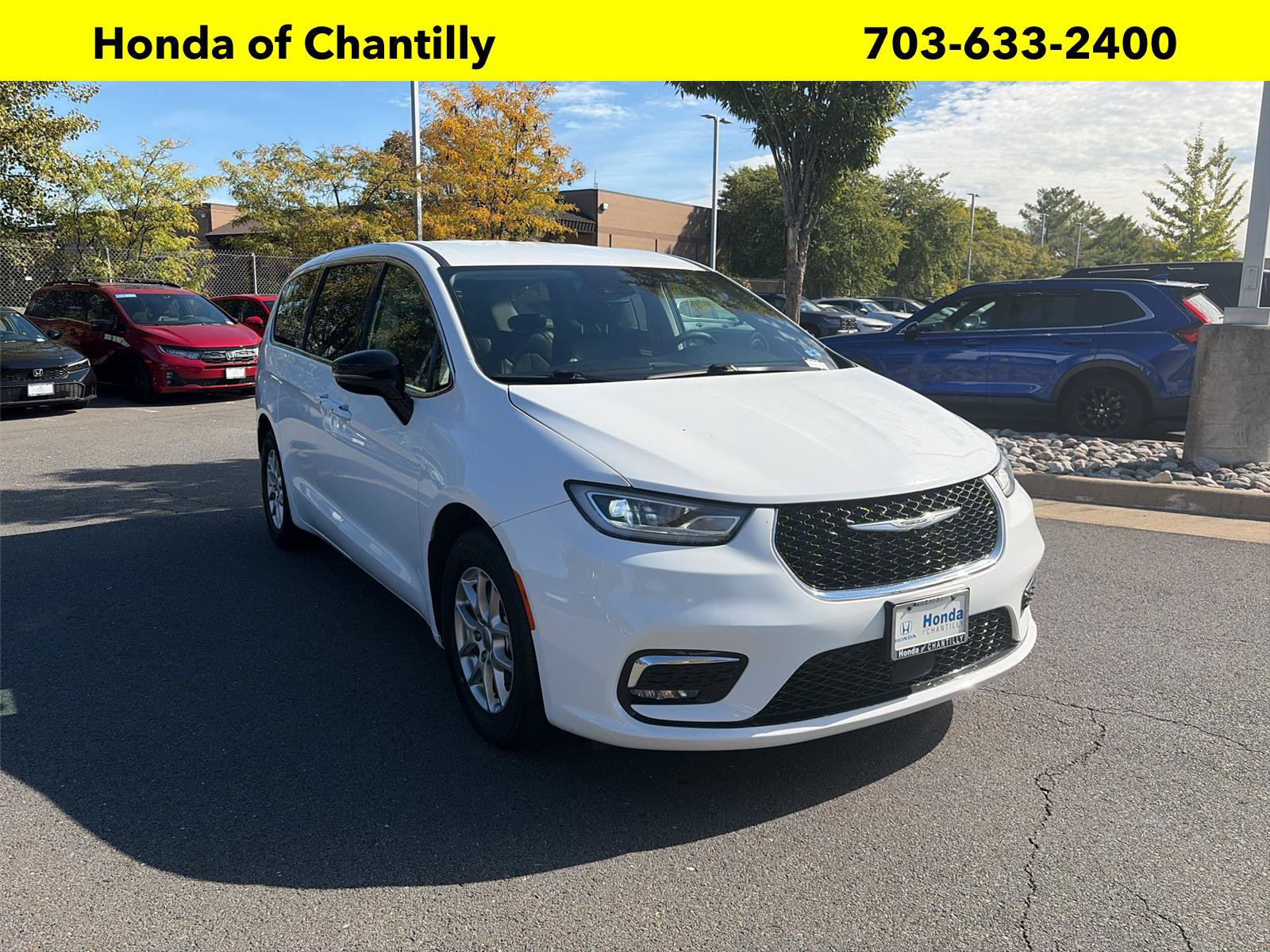 Used 2024 Chrysler Pacifica Touring-L FWD image 1