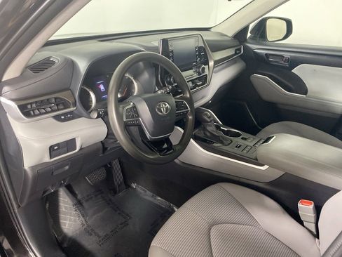 Used 2020 Toyota Highlander L image 11