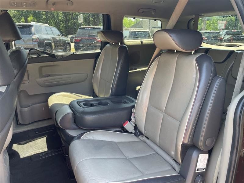 Used 2017 Kia Sedona LX w/ LX Essentials Premium Package FWD image 11