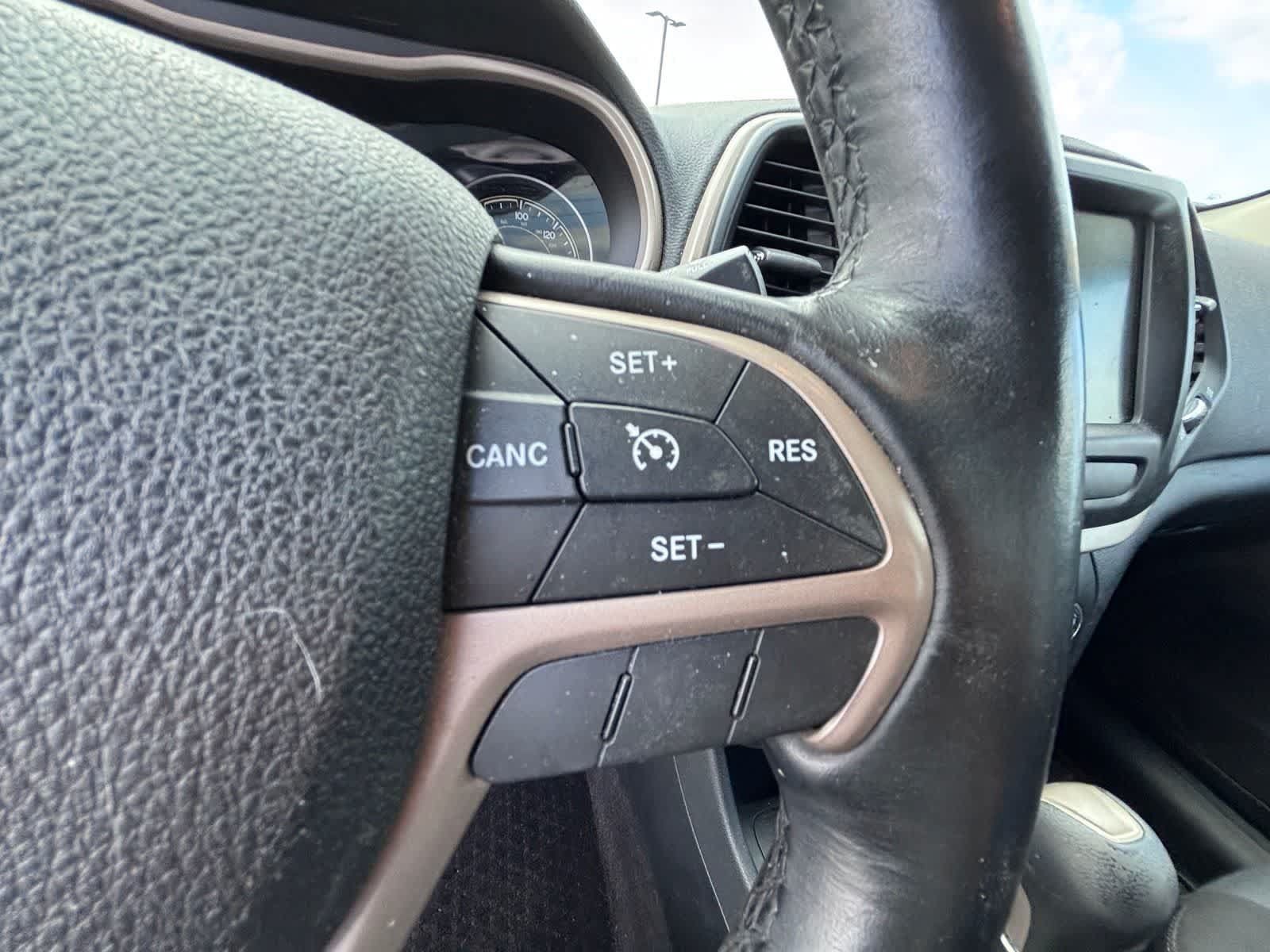 Used 2017 Jeep Cherokee Latitude w/ Safety/Convenience Group AWD/4WD image 17