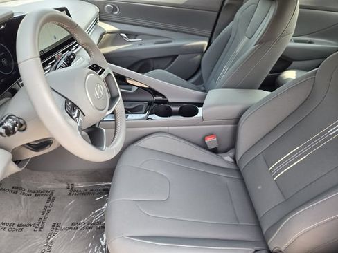 Certified 2025 Hyundai Elantra SEL FWD image 10