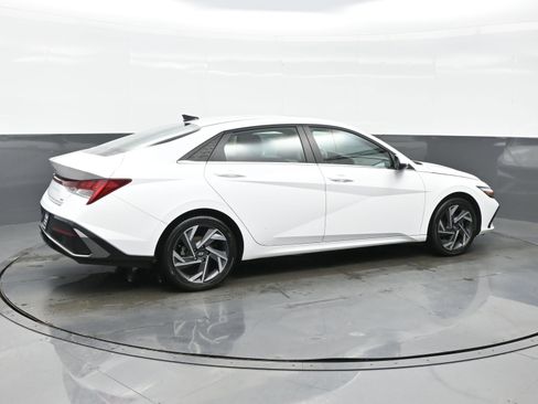 Certified 2025 Hyundai Elantra Limited image 7