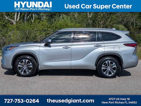 Used 2020 Toyota Highlander XLE FWD image 2