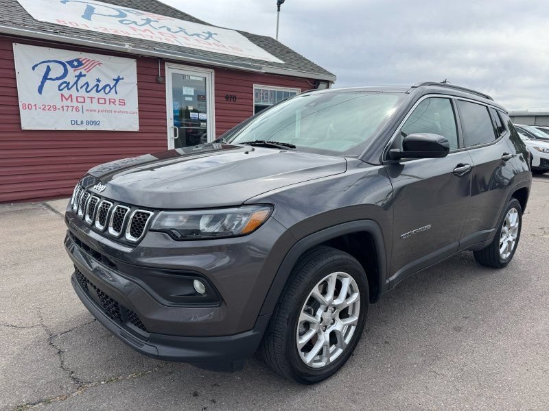 Used 2023 Jeep Compass Latitude w/ Sun and Sound Group AWD/4WD image 2