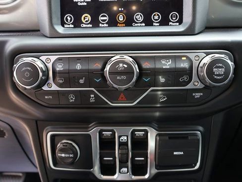 Used 2019 Jeep Wrangler Unlimited Sahara w/ Dual Top Group AWD/4WD image 27