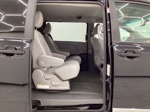 Used 2015 Toyota Sienna LE AWD/4WD image 21