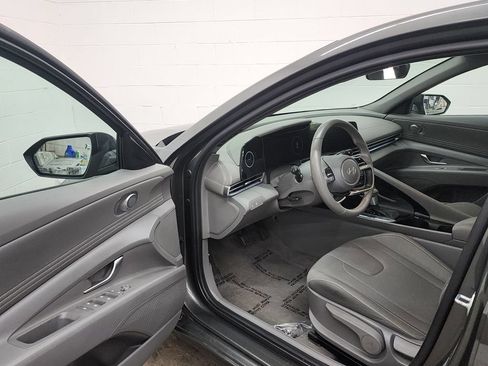 Used 2025 Hyundai Elantra SEL FWD image 11