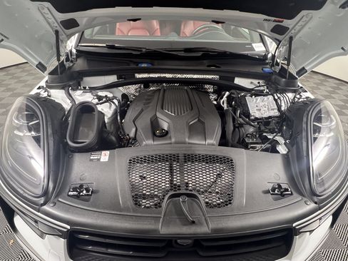 Certified 2025 Porsche Macan AWD/4WD image 22