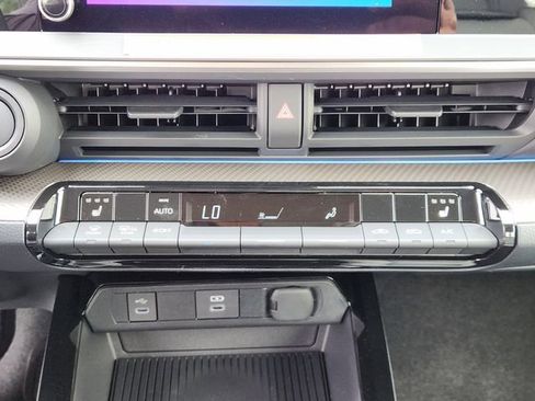 New 2026 Toyota Prius XLE FWD image 18