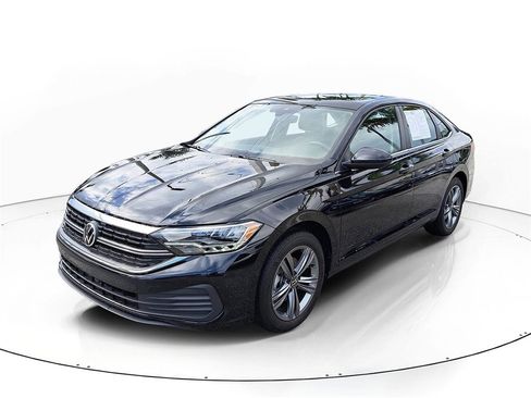 Used 2023 Volkswagen Jetta SE w/ Panoramic Sunroof Package image 2