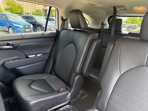 Used 2025 Toyota Highlander XLE FWD image 34