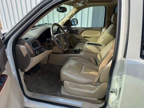 Used 2010 Chevrolet Suburban LTZ image 23