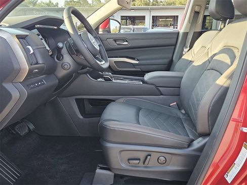 New 2025 Nissan Pathfinder Platinum image 3