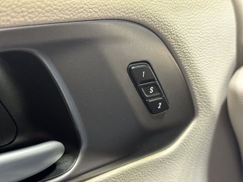 Used 2024 Chrysler Pacifica Touring-L image 32