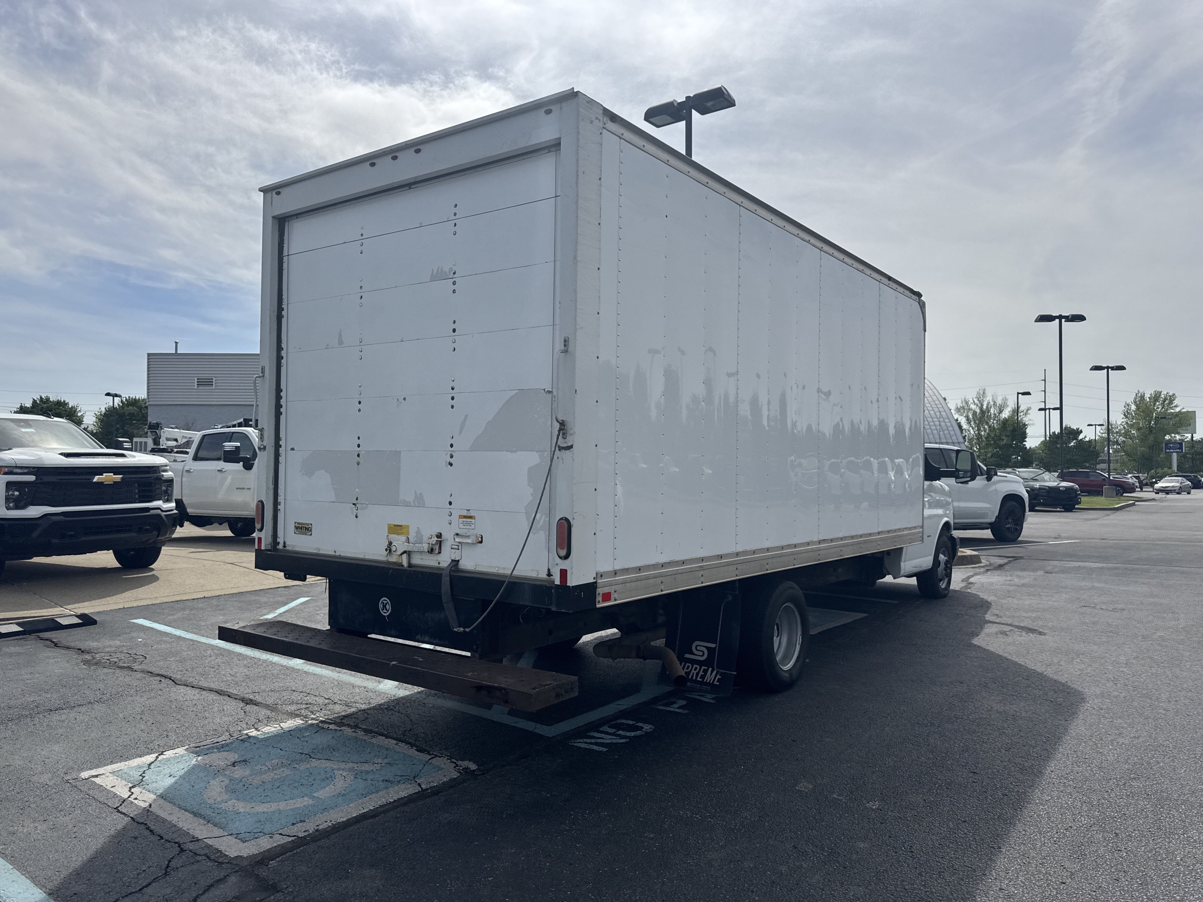 Used 2018 Chevrolet Express 3500 Extended w/ Driver Convenience Package RWD image 4