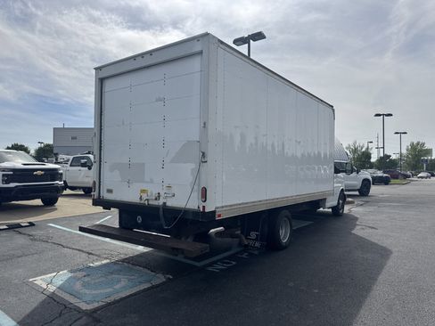 Used 2018 Chevrolet Express 3500 Extended w/ Driver Convenience Package RWD image 4