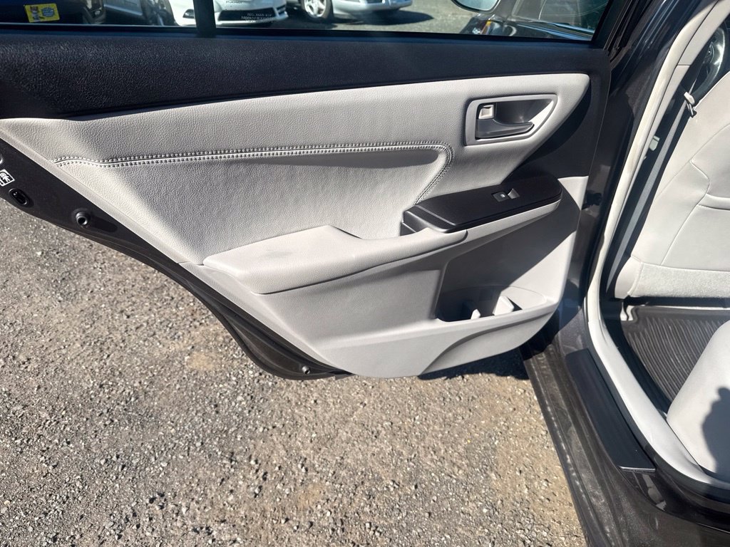 Used 2015 Toyota Camry XLE w/ Moonroof Package FWD image 31