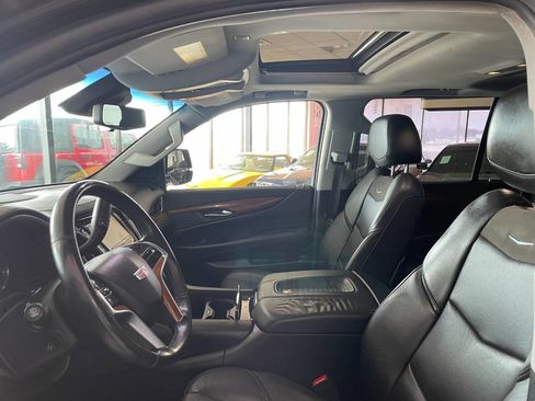 Used 2018 Cadillac Escalade ESV Luxury image 16
