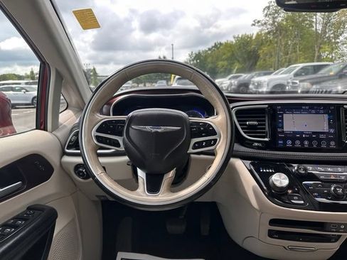 Used 2019 Chrysler Pacifica Limited w/ Tire & Wheel Group FWD image 22