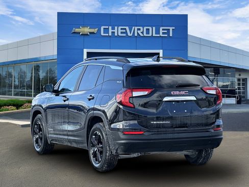 Used 2022 GMC Terrain SLE w/ Driver Convenience Package image 3