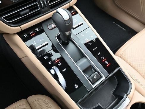 Used 2025 Porsche Macan AWD/4WD image 22