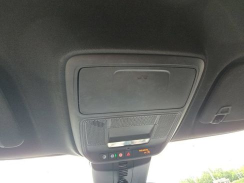 Used 2025 Chevrolet Traverse LT FWD image 32