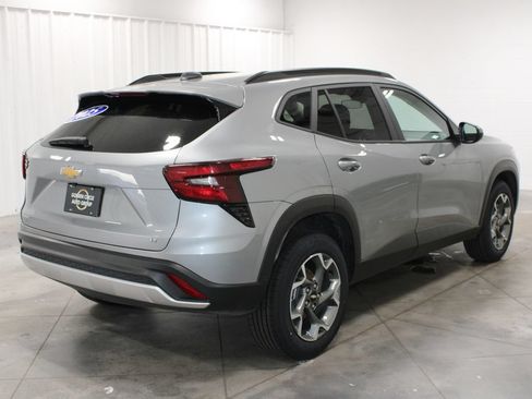 Used 2025 Chevrolet Trax LT FWD image 9