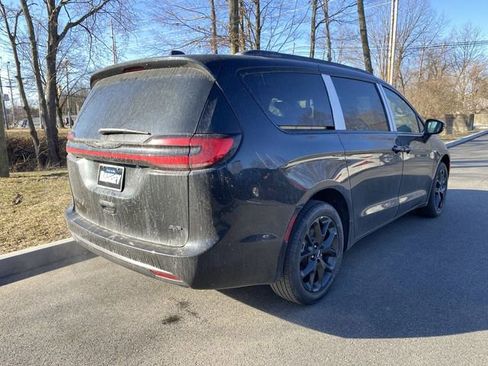 Used 2023 Chrysler Pacifica Touring-L w/ S Appearance Package image 7