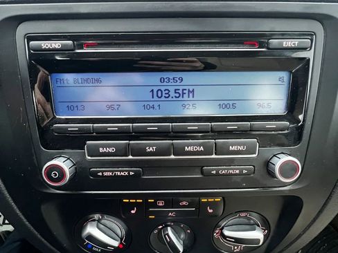 Used 2011 Volkswagen Jetta SE image 18