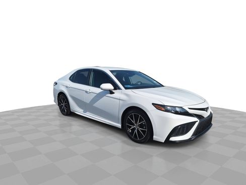 Used 2022 Toyota Camry SE FWD image 2