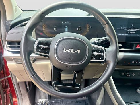 Used 2025 Kia Carnival FWD image 11