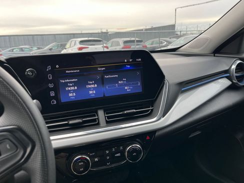 Used 2025 Chevrolet Trax LT image 21