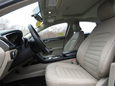 Used 2017 Ford Fusion SE image 10