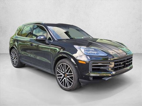 Used 2025 Porsche Cayenne AWD/4WD image 3