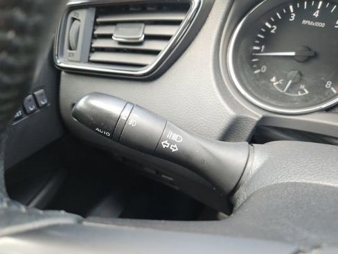 Used 2018 Nissan Rogue SV w/ Premium Package FWD image 42