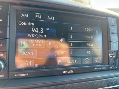 Used 2014 Chrysler Town & Country Touring image 11