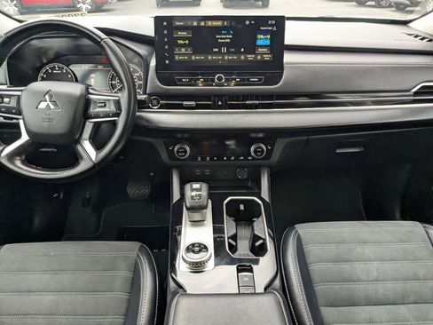 Used 2025 Mitsubishi Outlander SE image 15