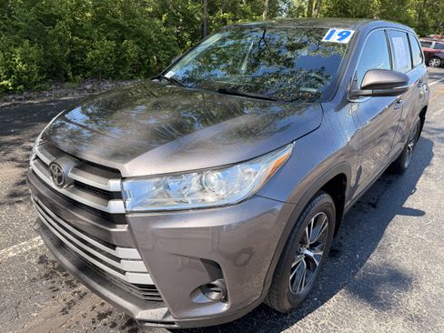 Used 2019 Toyota Highlander LE FWD image 7