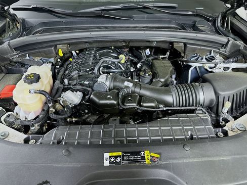 Used 2024 Jeep Grand Cherokee Limited w/ Black Appearance Package image 9