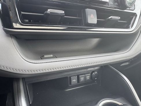 Used 2020 Toyota Highlander XLE image 18