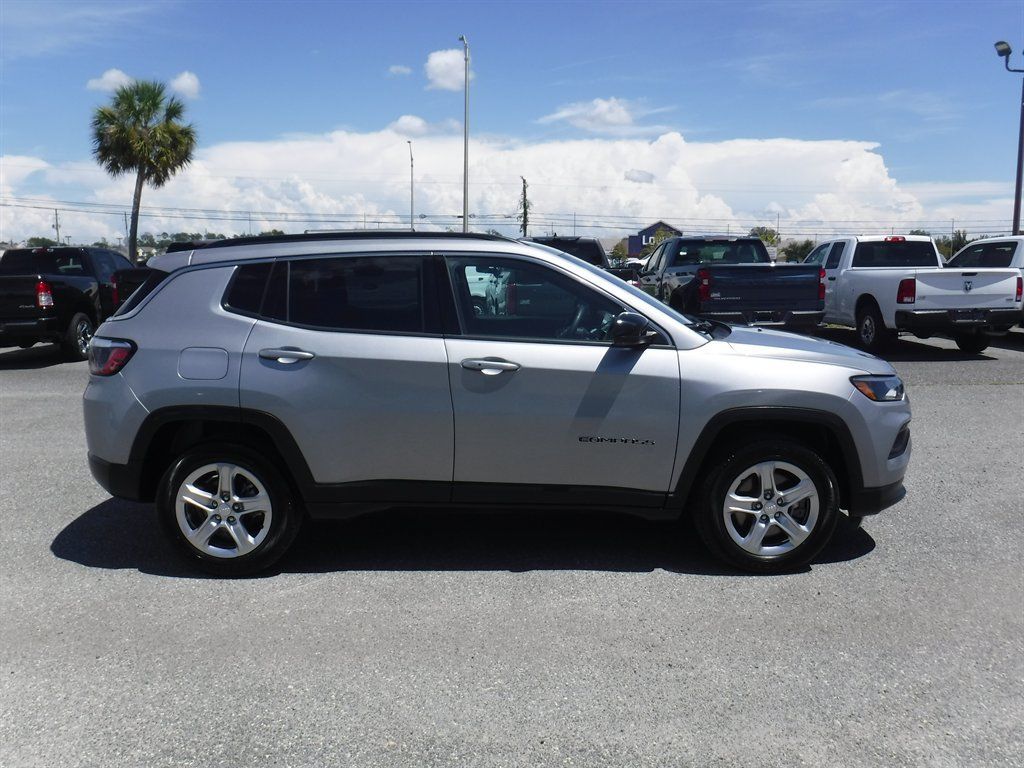 Used 2024 Jeep Compass Latitude AWD/4WD image 3