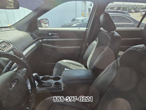 Used 2019 Ford Explorer XLT w/ Equipment Group 202A FWD image 3