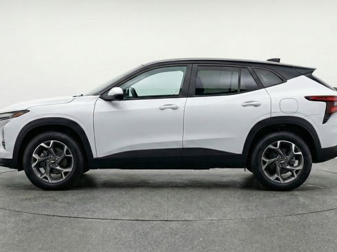 Used 2025 Chevrolet Trax LT FWD image 5