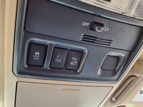 Used 2018 Toyota 4Runner SR5 AWD/4WD image 17