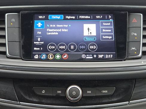 Used 2023 Buick Enclave Essence image 17