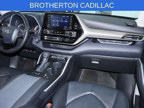 Used 2020 Toyota Highlander XLE AWD/4WD image 29