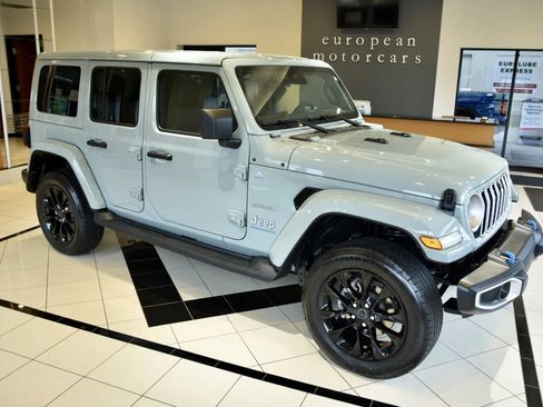 Used 2024 Jeep Wrangler Unlimited Sahara w/ Technology Group AWD/4WD image 7