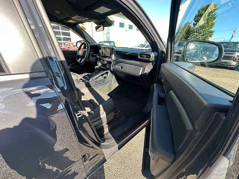 Used 2025 Toyota 4Runner SR5 AWD/4WD image 18