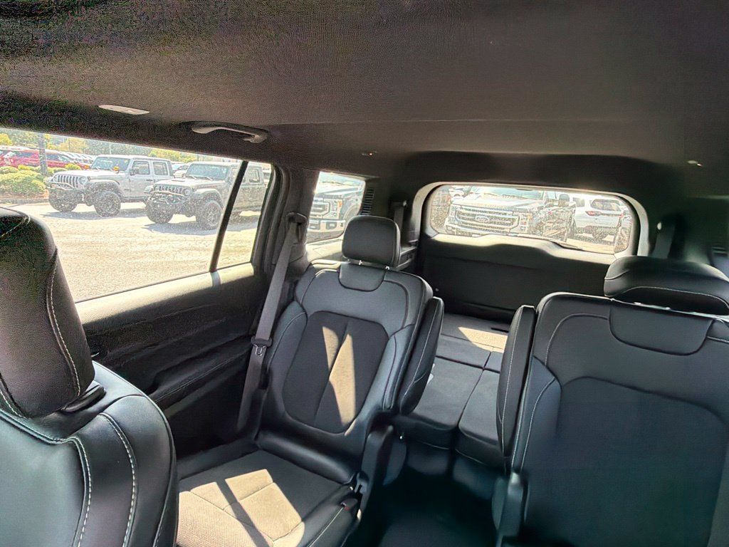 Used 2025 Jeep Grand Cherokee L Altitude AWD/4WD image 13